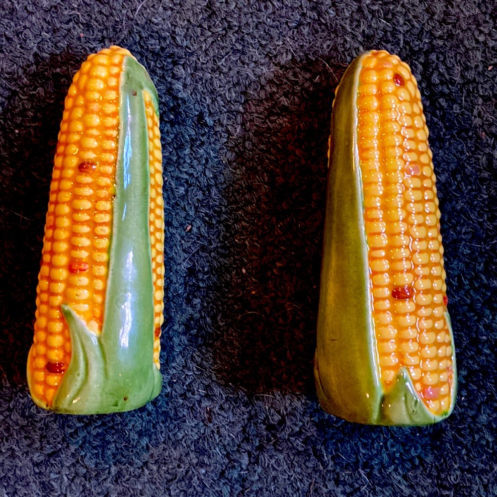 Corn cob salt n pepper shakers